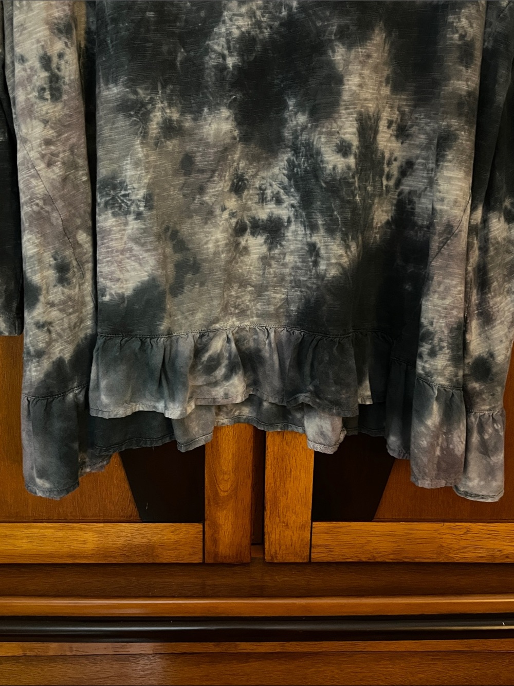 LOGO by Lori Goldstein Black and Gray Tie-Dye Ruffle-Hem Long Sleeve Tee - Picture 5 of 9